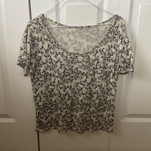 Floral patterned tee ✨